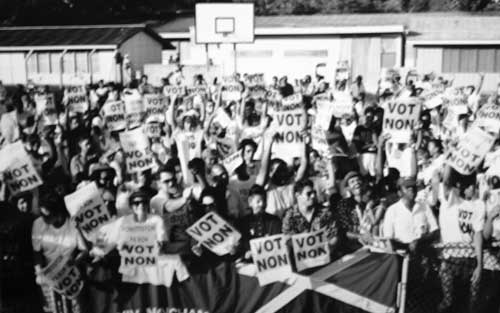 Demonstrators with signs reading "Vot Non" against the Constitution in 1992.